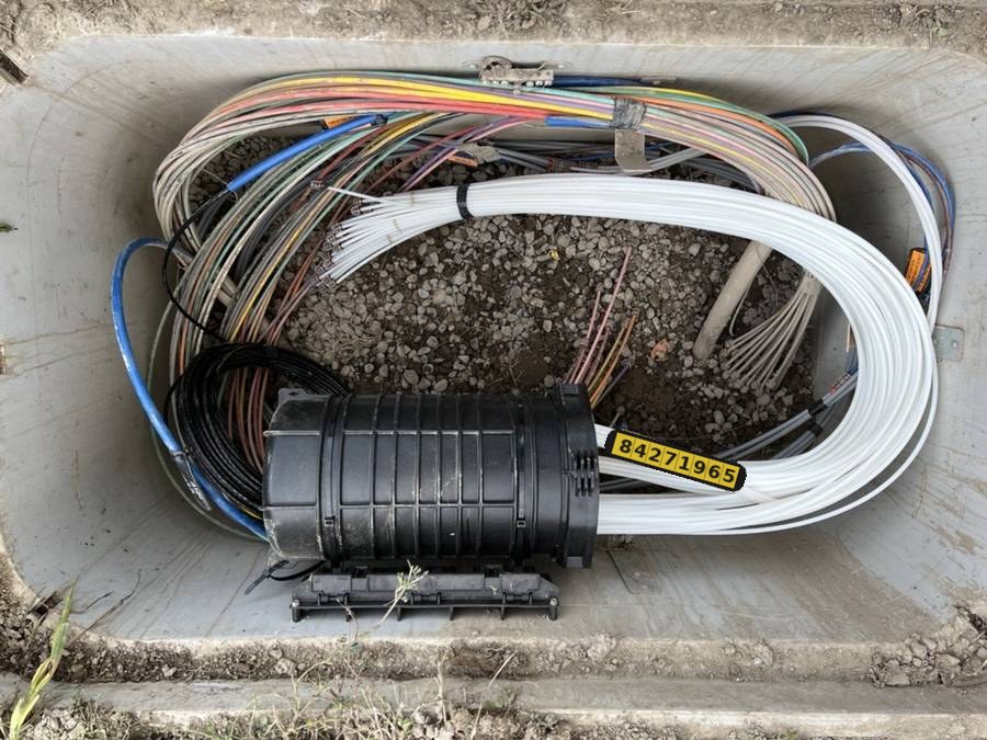 Apex Fibre technician fusion-splicing fibre in an urban work zone