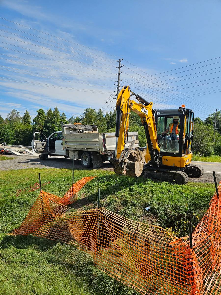 Apex Fibre excavator and crew on a regional highway corridor build