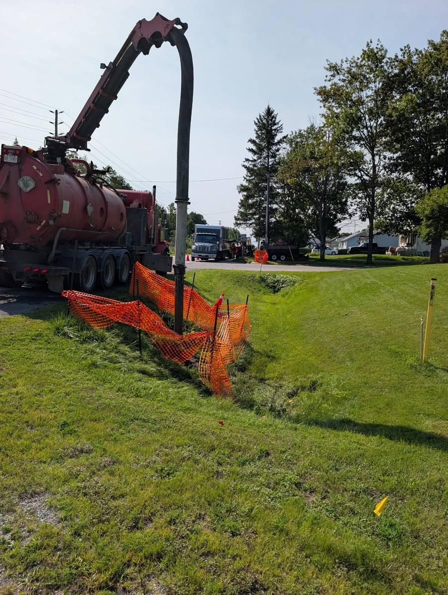 Apex Fibre hydrovac truck daylighting utilities ahead of a bore